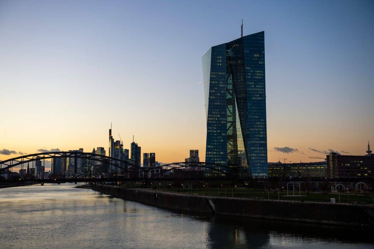 Das Bild zeigt den Hauptsitz der EZB in Frankfurt, wo der Zinsentscheid stattfindet.